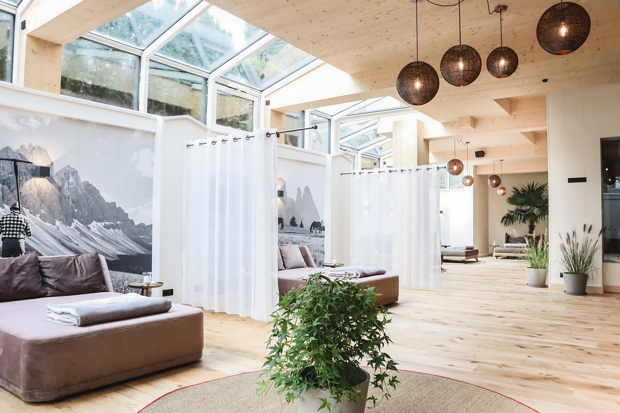 Gemütliche Kaminlounge mit Holzwänden, Holzboden und modernen Möbeln.